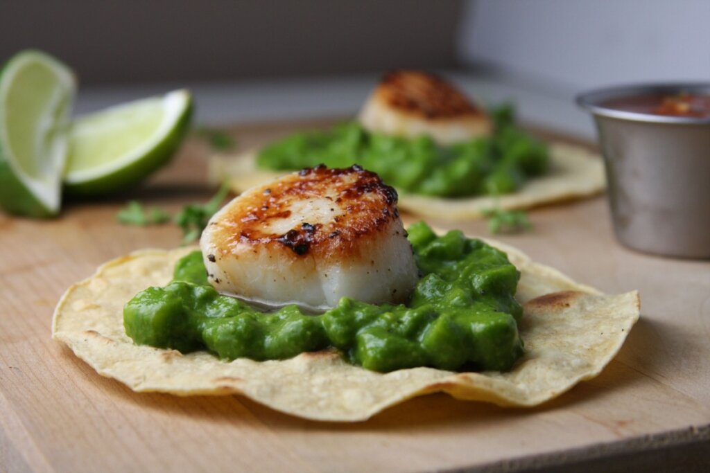 Taco de vieira com molho de ervilha (Imagem: msaaandy033 | Shutterstock)
