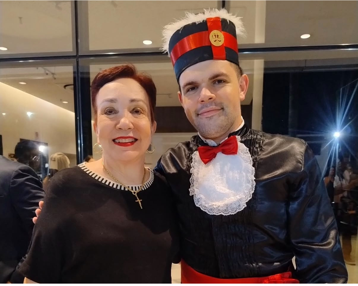Lucinha Lage comemora mais uma coquista do neto, João Lage, que colou grau em Direito, pelo Cesupa. 