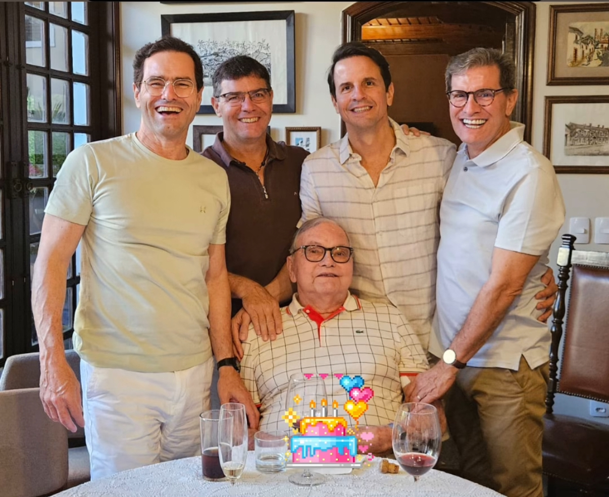 Quem também virou mais uma folinha no calendário foi Carlos Freire. A data foi festejada ao lado dos filhos, Edmar, Clóvis, Daniel e Carlos, netos, bisnetos e de sua Marian Freire. 