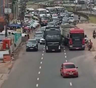 Imagem - Colisão entre carreta e carro particular deixa trânsito lento no entroncamento; confira