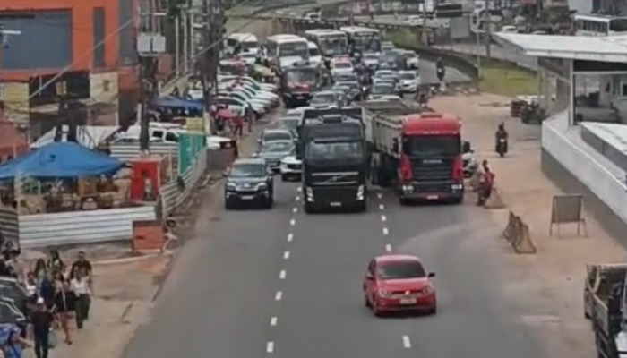 (Colisão entre carreta e carro particular deixa trânsito lento no entroncamento; confira)