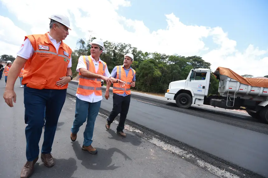 Governador do Pará, Helder Barbalho, vistoria obras da Avenida Liberdade