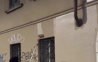 Homem misterioso conquista web ao pintar prédios vandalizados na Itália