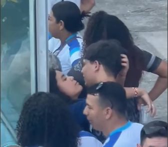Imagem - Entre protestos e frustração, casal de torcedores Paysandu trocam beijos; confira