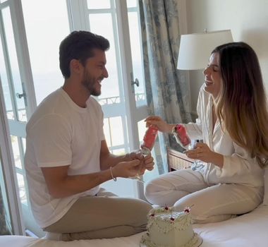 Imagem - Klebber Toledo e Camila Queiroz fazem chá revelação e divulgam sexo do bebê