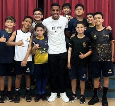 Imagem - Artilheiro do Remo visita escola em Belém e é recebido com festa por alunos