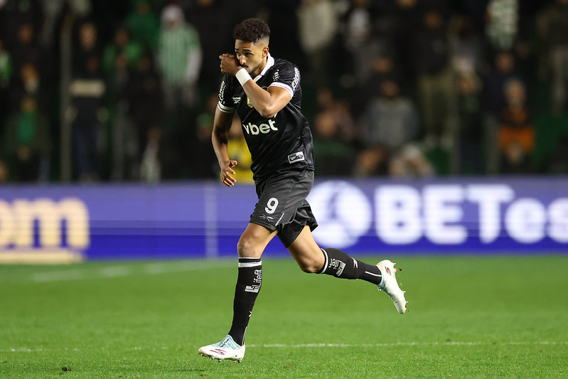 Chris Silva marcou dois gols na vitória do Glorioso - 