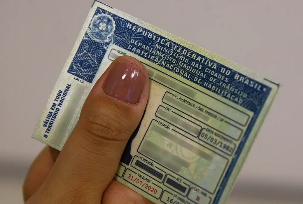 Dirigir com a habilitação vencida é considerado infração gravíssima. 