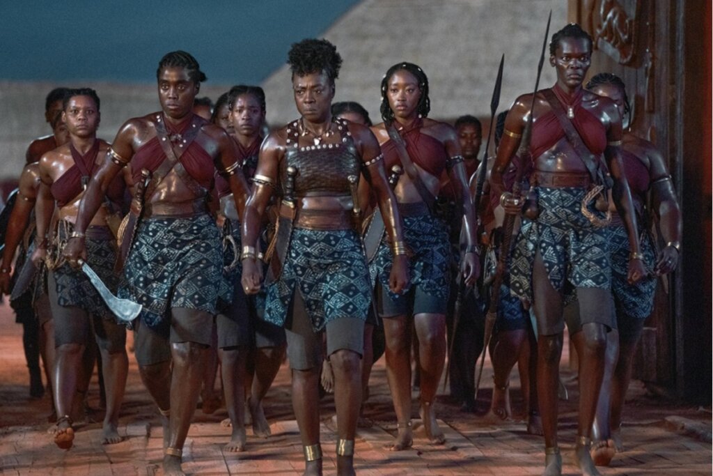 &#8220;A Mulher Rei&#8221; retrata a força das guerreiras Agojie contra colonizadores (Imagem: Reprodução digital | Sony)