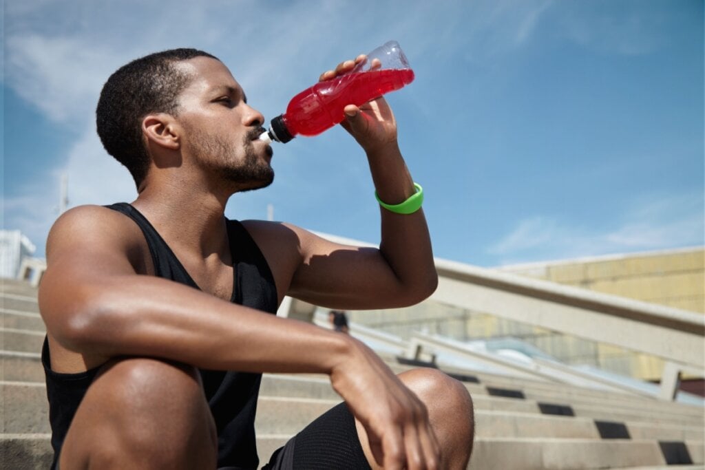Antes de consumir qualquer uma dessas bebidas, é importante consultar um nutricionista (Imagem: Cast Of Thousands | Shutterstock)