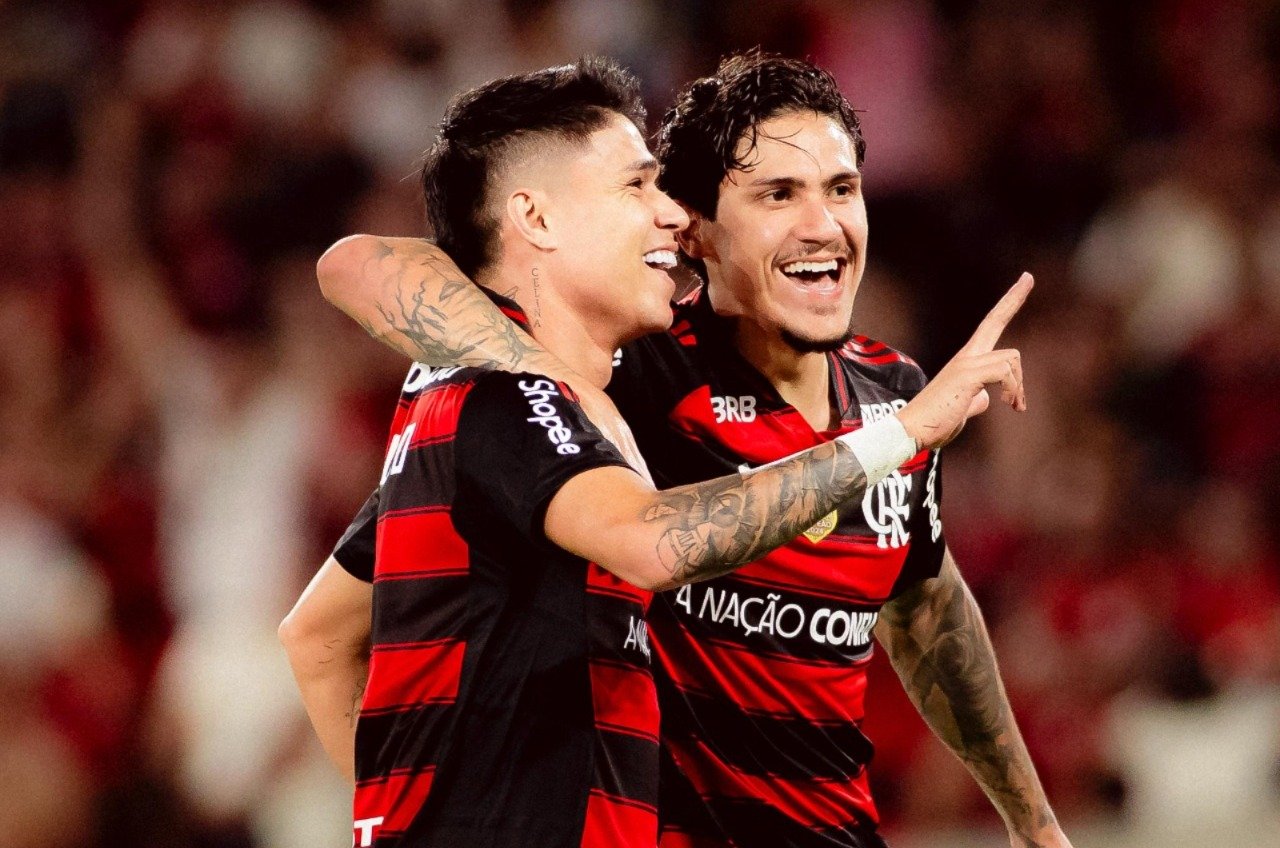 Mengão amassou o Vitória no Maracanã e segue isolado na liderança do Brasileirão -