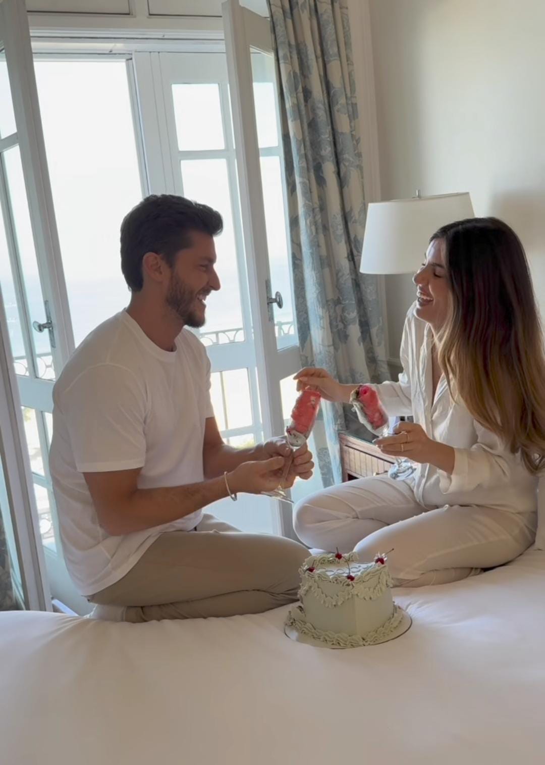 (O casal Camila Queiroz e Klebber Toledo usou as redes sociais para emocionar os fãs durante o chá revelação.)