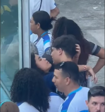 Imagem - Entre protestos e frustração, casal de torcedores Paysandu trocam beijos; confira