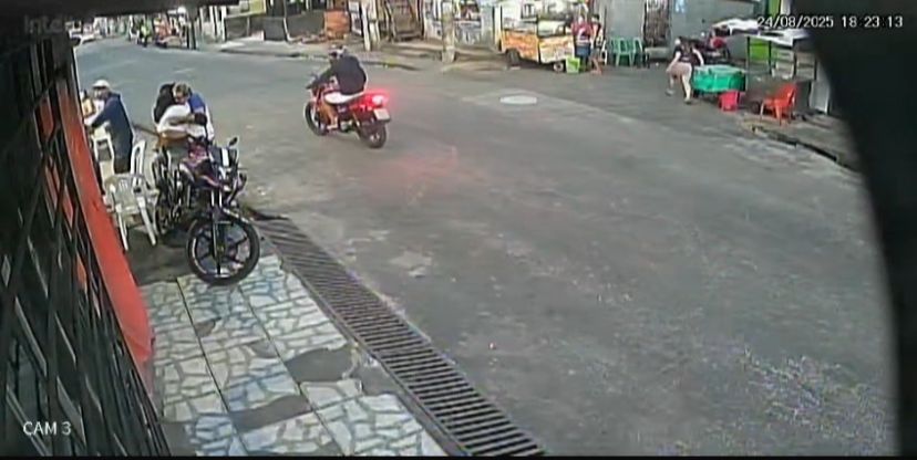 O suspeito se aproxima das vítimas fingindo estar apenas caminhando pelo local. Em seguida, ele saca uma arma e tenta roubar o cordão de ouro de uma mulher.