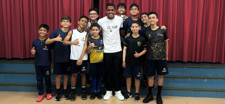 Pedro Rocha e seus fãs mirins -