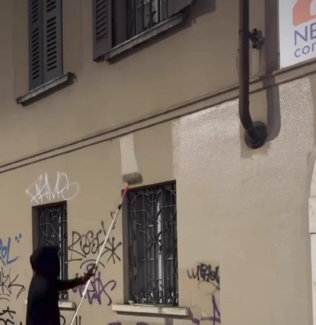 Imagem - Homem misterioso conquista web ao pintar prédios vandalizados na Itália