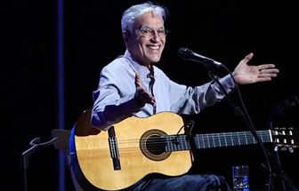 Blitz da PM em Brasília termina com pedido de beijo a Caetano Veloso; assista