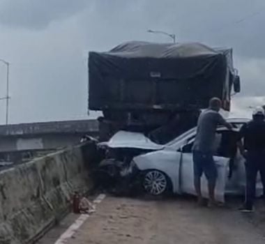 Imagem - Acidente causa engarrafamento no viaduto do Entroncamento