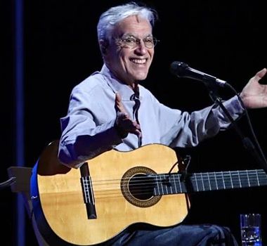 Imagem - Blitz da PM em Brasília termina com pedido de beijo a Caetano Veloso; assista