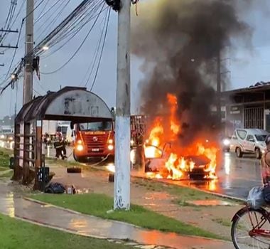 Imagem - Vídeo: carro pega fogo no meio da Avenida Augusto Montenegro em Belém