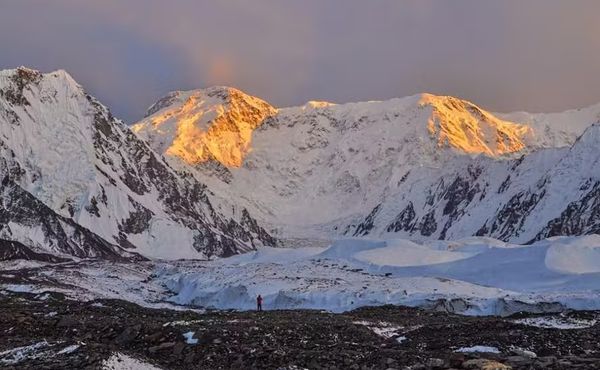 Resgate desiste de salvar alpinista russa presa no Pico de Vitória, no Quirguistão