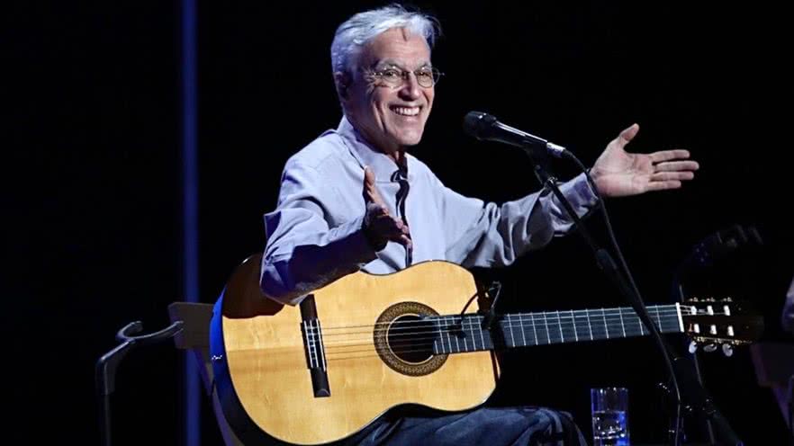 Blitz da PM em Brasília termina com pedido de beijo a Caetano Veloso; assista