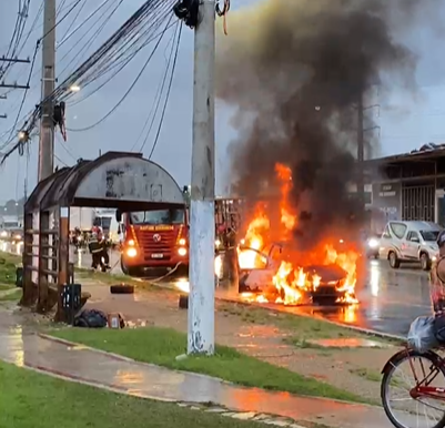 Carro pega fogo no meio da Avenida Augusto Montenegro em Belém
