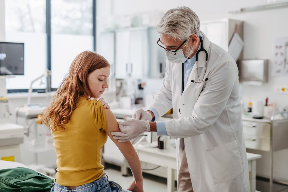 A vacinação é fundamental para evitar doenças decorrentes do HPV (Imagem: Halfpoint | Shutterstock)
