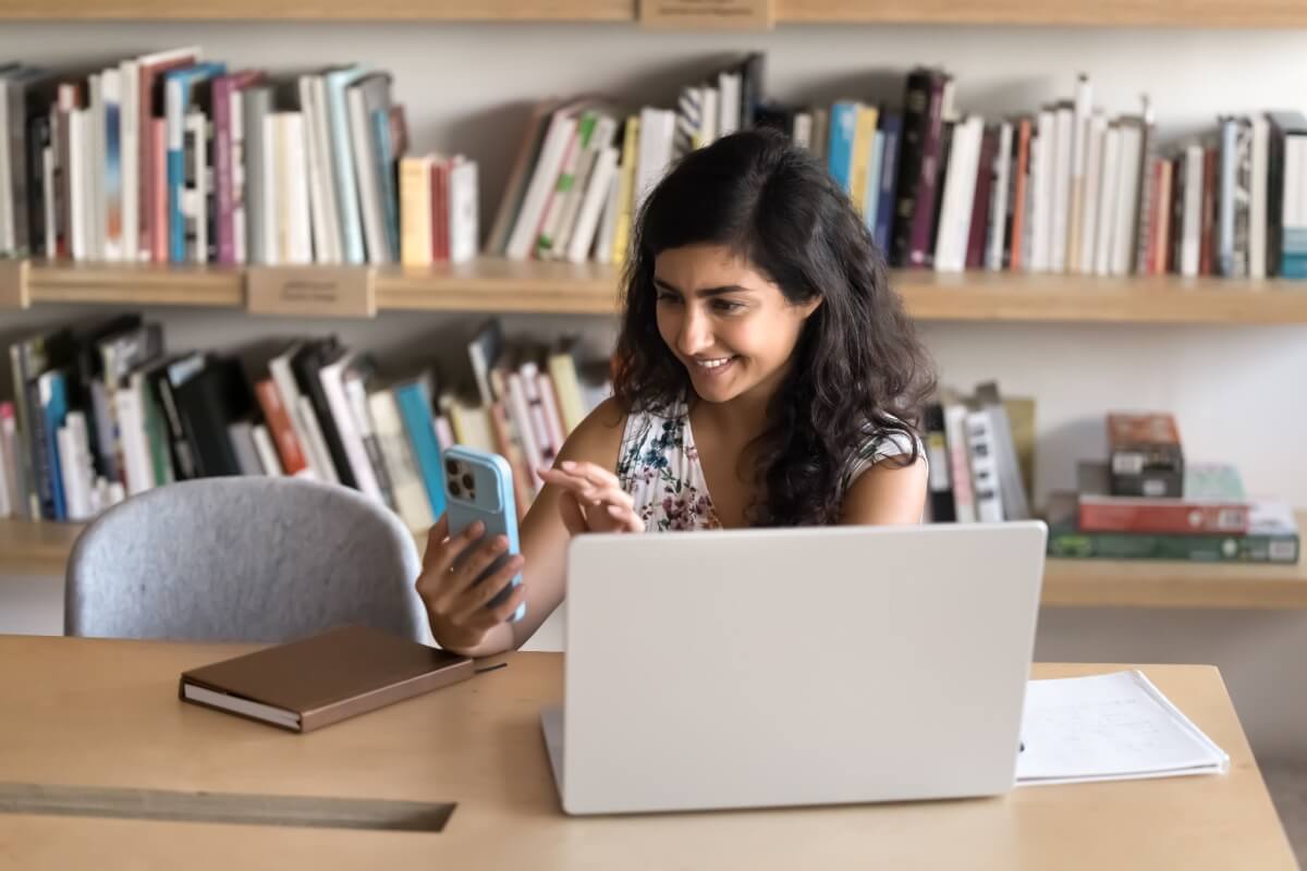 É possível preservar o foco e garantir um estudo mais eficaz sem abrir mão da conectividade (Imagem: fizkes | Shutterstock)
