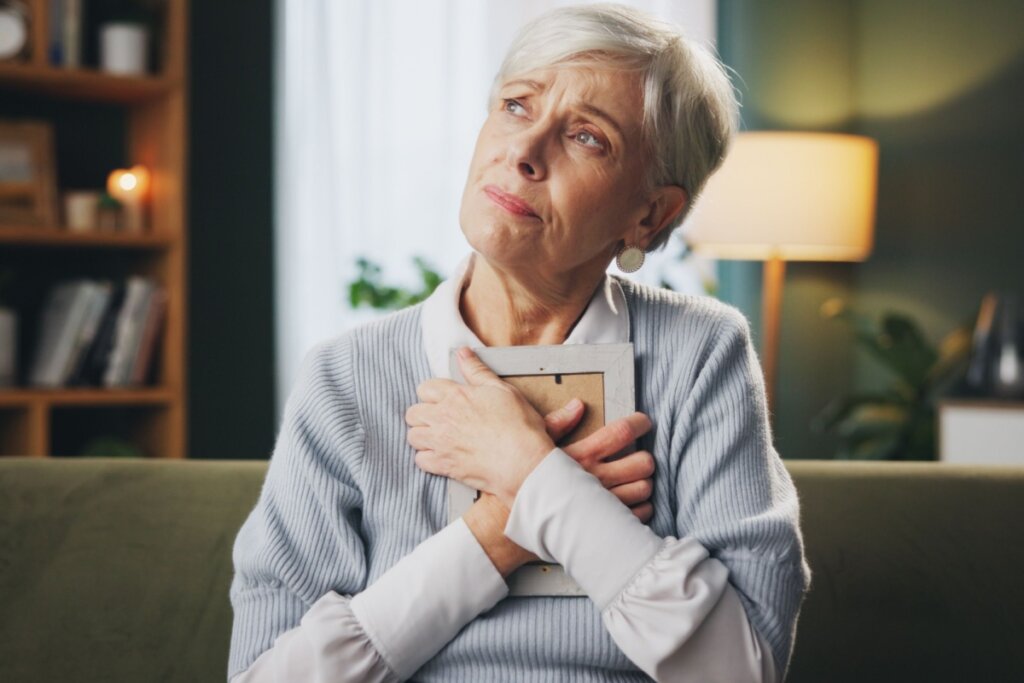 Elaborar a falta por luto é um processo essencial para manter o equilíbrio emocional (Imagem: PeopleImages.com &#8211; Yuri A | Shutterstock)