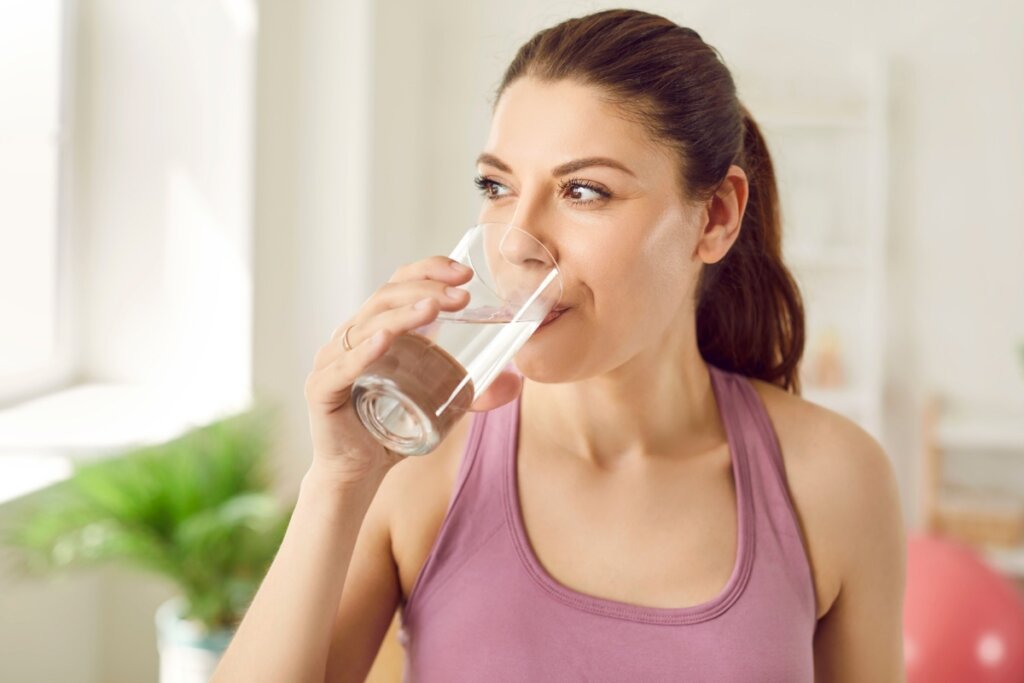O consumo de água ajuda a manter a elasticidade da pele (Imagem: Stock-Asso | Shutterstock)