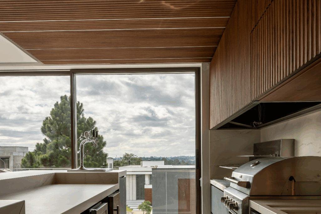O forro em madeira transmite aconchego e calor (Projeto: Meneghisso &amp; Pasquotto Arquitetura | Imagem: JP Image)