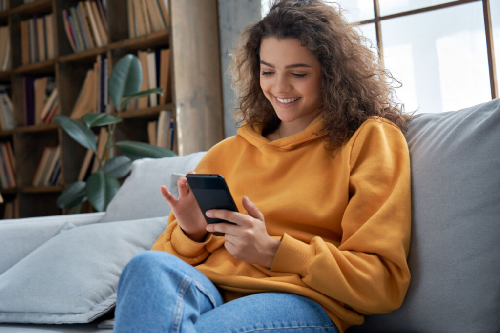 Usar o celular como forma de recompensa cria uma relação positiva entre esforço e lazer (Imagem: Ground Picture | Shutterstock)