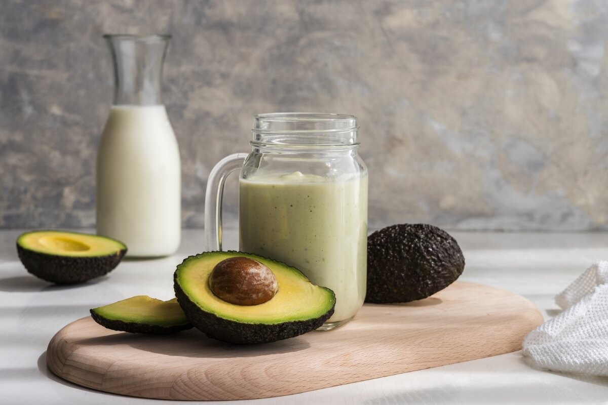 Vitamina de abacate com leite em pó e pistache (Imagem: Hrendon | Shutterstock)
