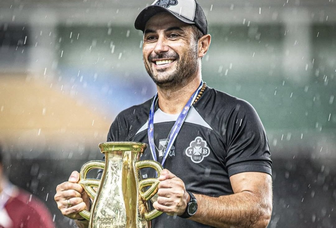 Júlio César Nunes com a taça da Copa Grão-Pará.