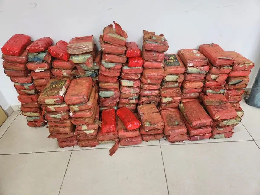 Maconha e cocaína estavam escondidas em cooperativa de recicláveis no Distrito Industrial