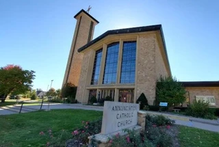 Atirador deixa vítimas em escola no sul de Minneapolis, nos Estados Unidos