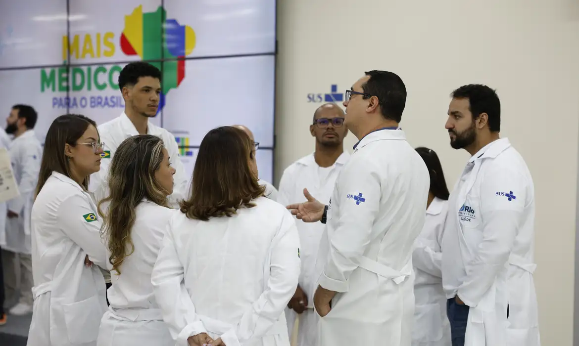 A maioria dos profissionais ─ 1.139 ─ tem registro em Conselho Regional de Medicina (CRM) e poderá iniciar a jornada de trabalho entre esta quarta (27) e 5 de setembro.