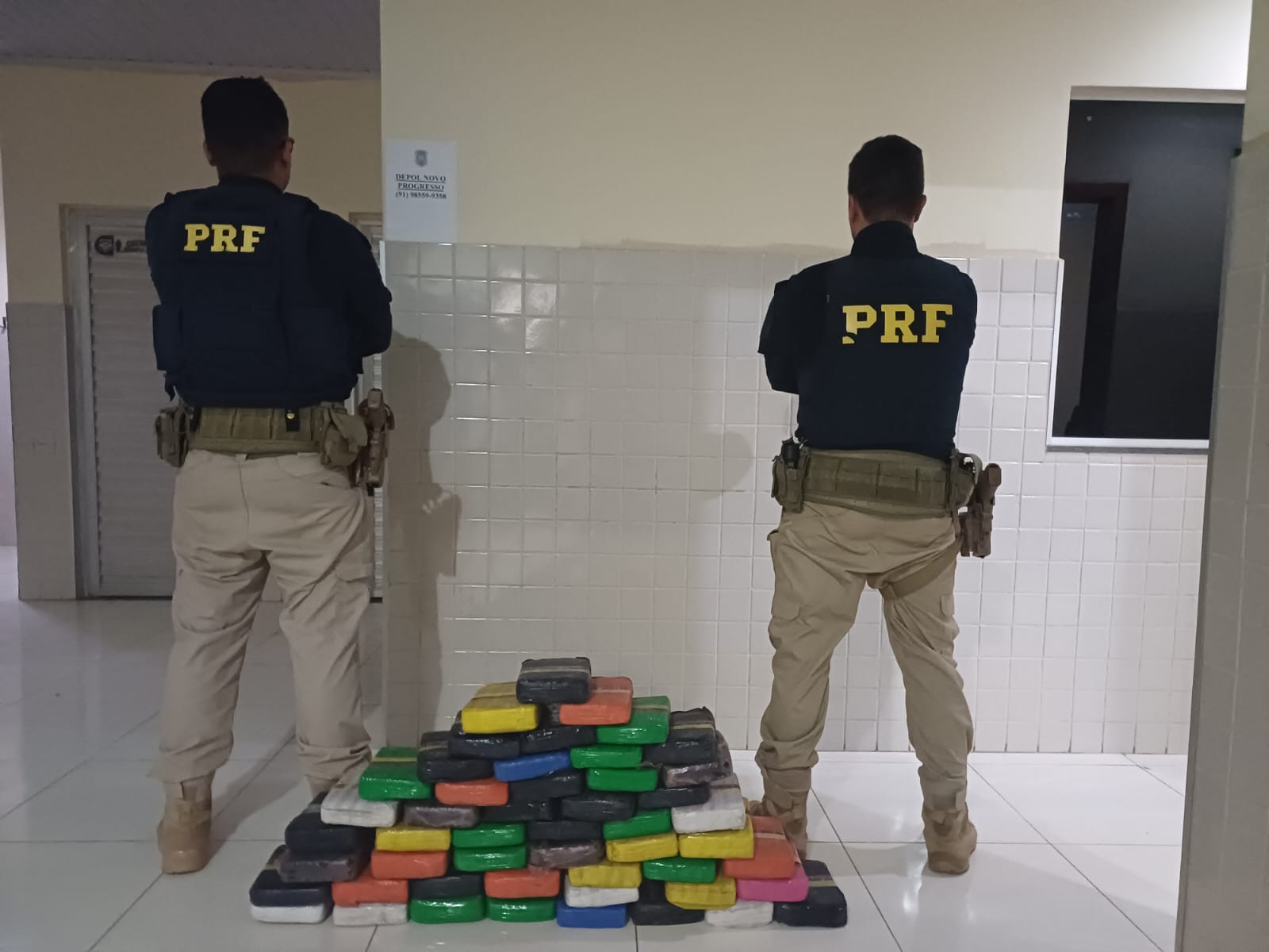 A PRF apreendeu 50 tabletes de maconha na noite desta terça-feira (26). 