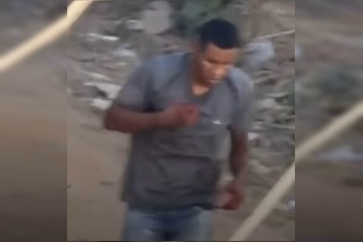 Após o assassinato, o agressor abandona a cena do crime com as mãos cobertas de sangue.
