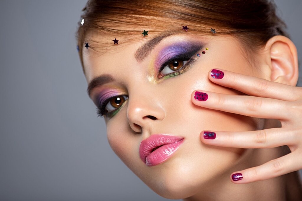 A combinação entre roxo e rosa resulta em uma maquiagem cheia de personalidade (Imagem: VALUA VITALY | Shutterstock)