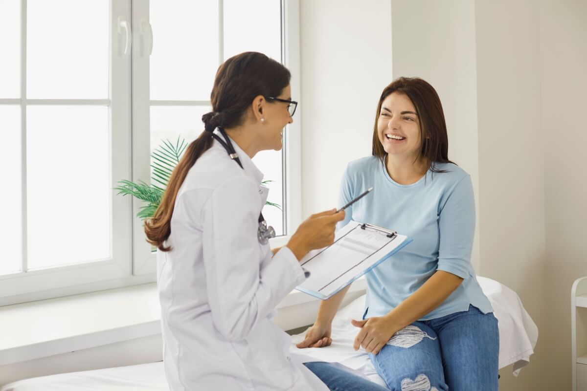 É sempre importante conversar com o ginecologista sobre alterações suspeitas na região intima (Imagem: Studio Romantic | Shutterstock)