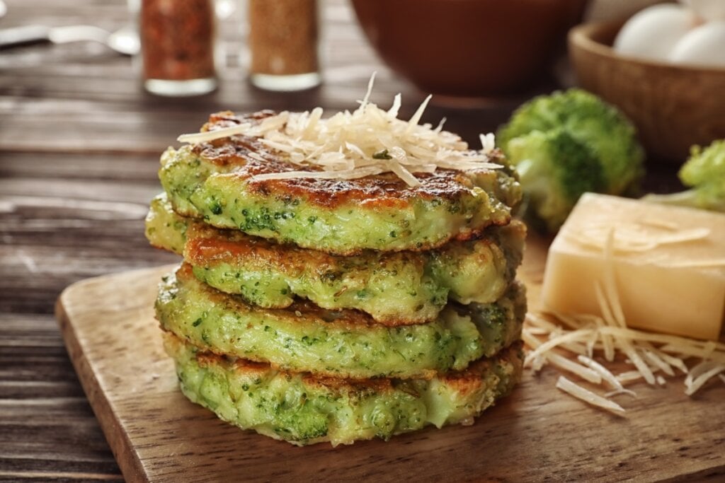 Hambúrguer de brócolis (Imagem: Africa Studio | Shutterstock)