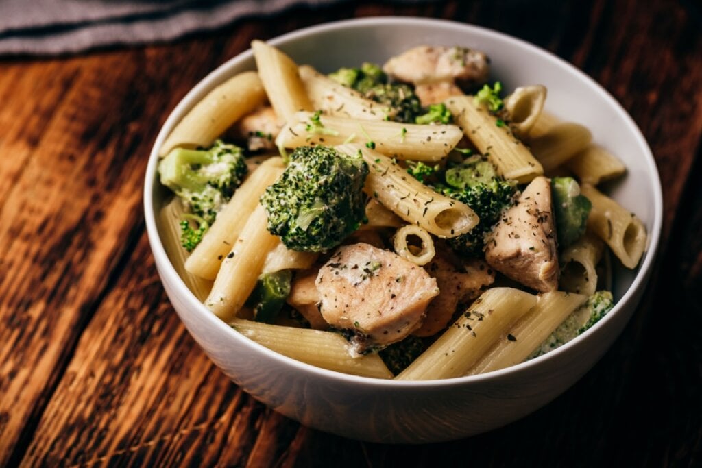 Macarrão integral com frango e brócolis (Imagem: Seva_blsv | Shutterstock)