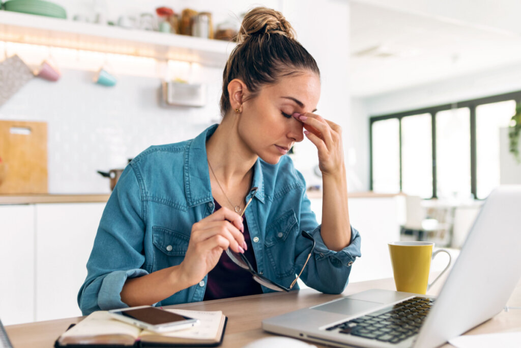 O estresse crônico libera hormônios que podem afetar a saúde articular mesmo sem lesões prévias (Imagem: Josep Suria | Shutterstock)