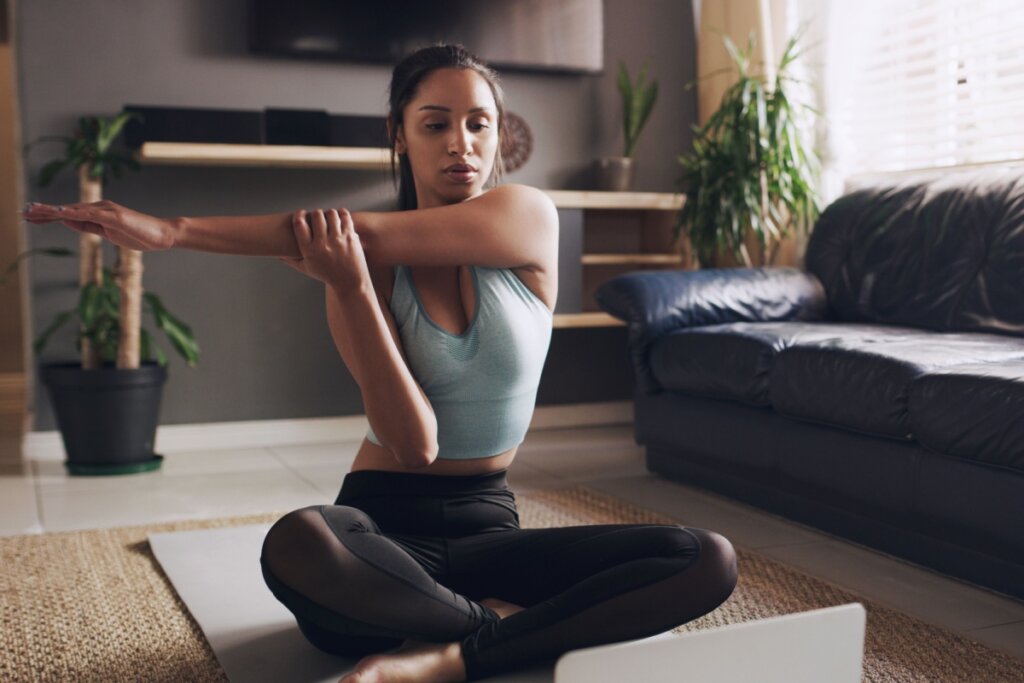 Os alongamentos ajudam na oxigenação cerebral e na liberação de endorfinas (Imagem: PeopleImages.com – Yuri A | Shutterstock)