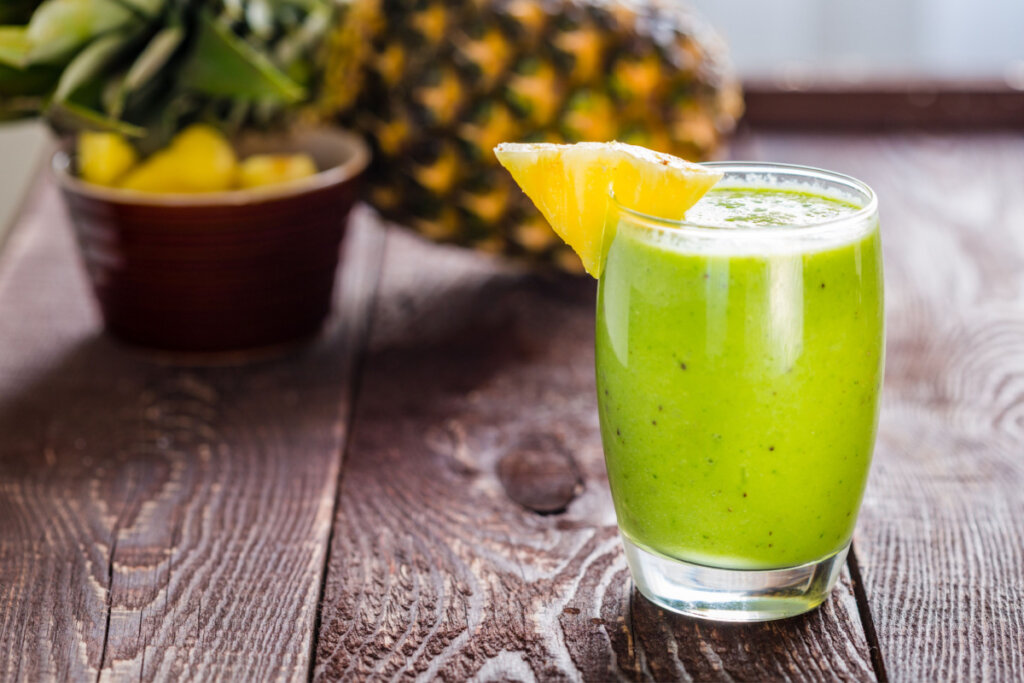 Suco verde de couve com abacaxi (Imagem: Ksenija Toyechkina | Shutterstock)
