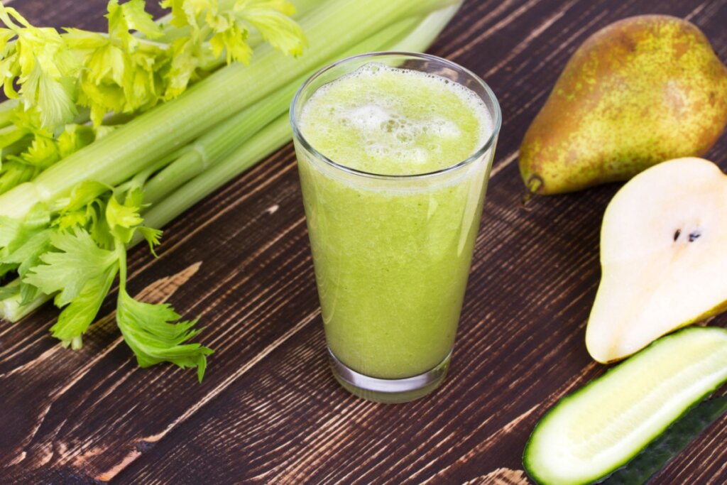 Suco verde de pepino, pera e aipo (Imagem: freeskyline | Shutterstock)