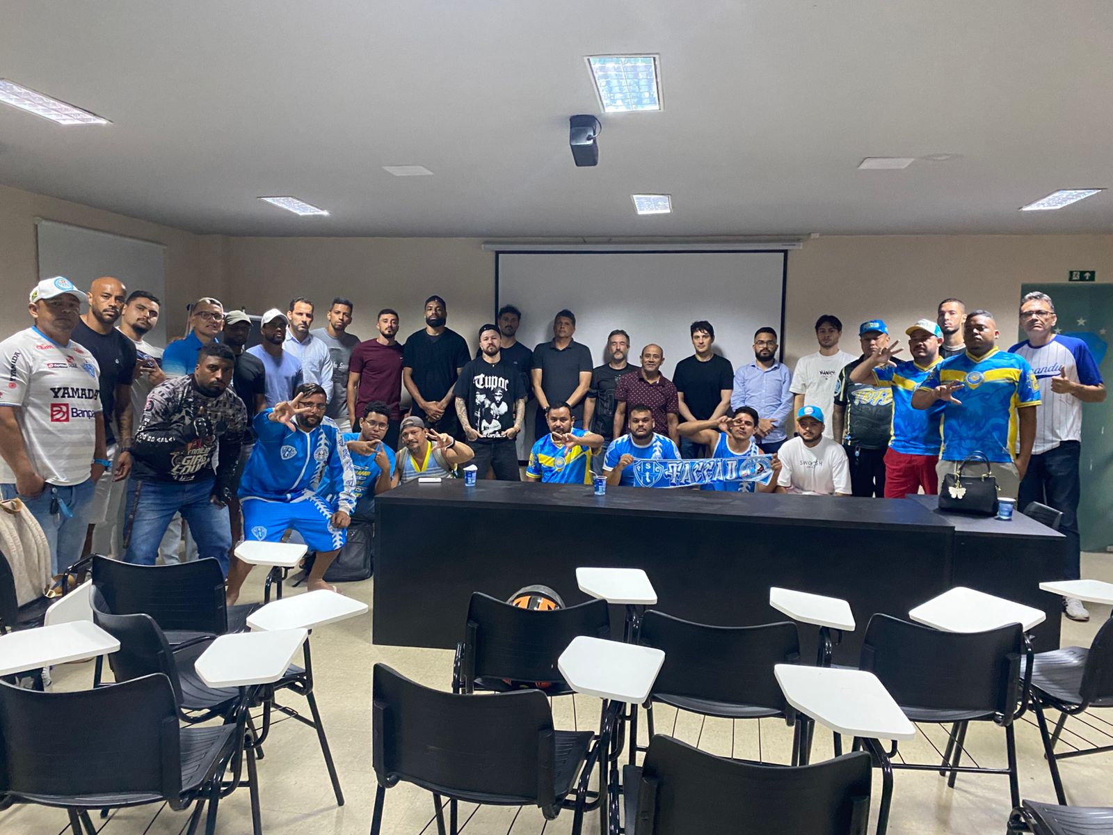 Imagem - Torcidas organizadas se reúnem com elenco e presidente do Paysandu em meio à crise