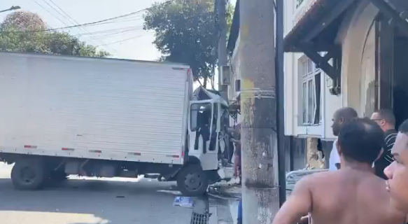 O clube informou que a colisão, ocorrida após o caminhão perder o freio ao descer a Rua Ferreira de Araújo